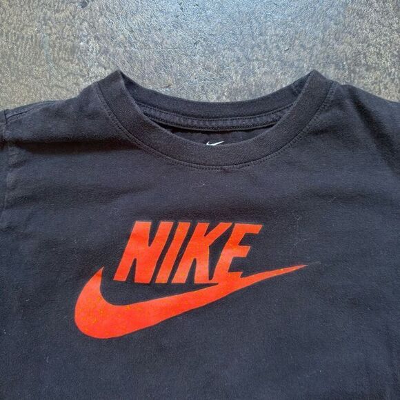Nike T-Shirt Boys Small Logo Nike Swoosh Kids Size XL Short Sleeve Tee - Picture 2 of 9